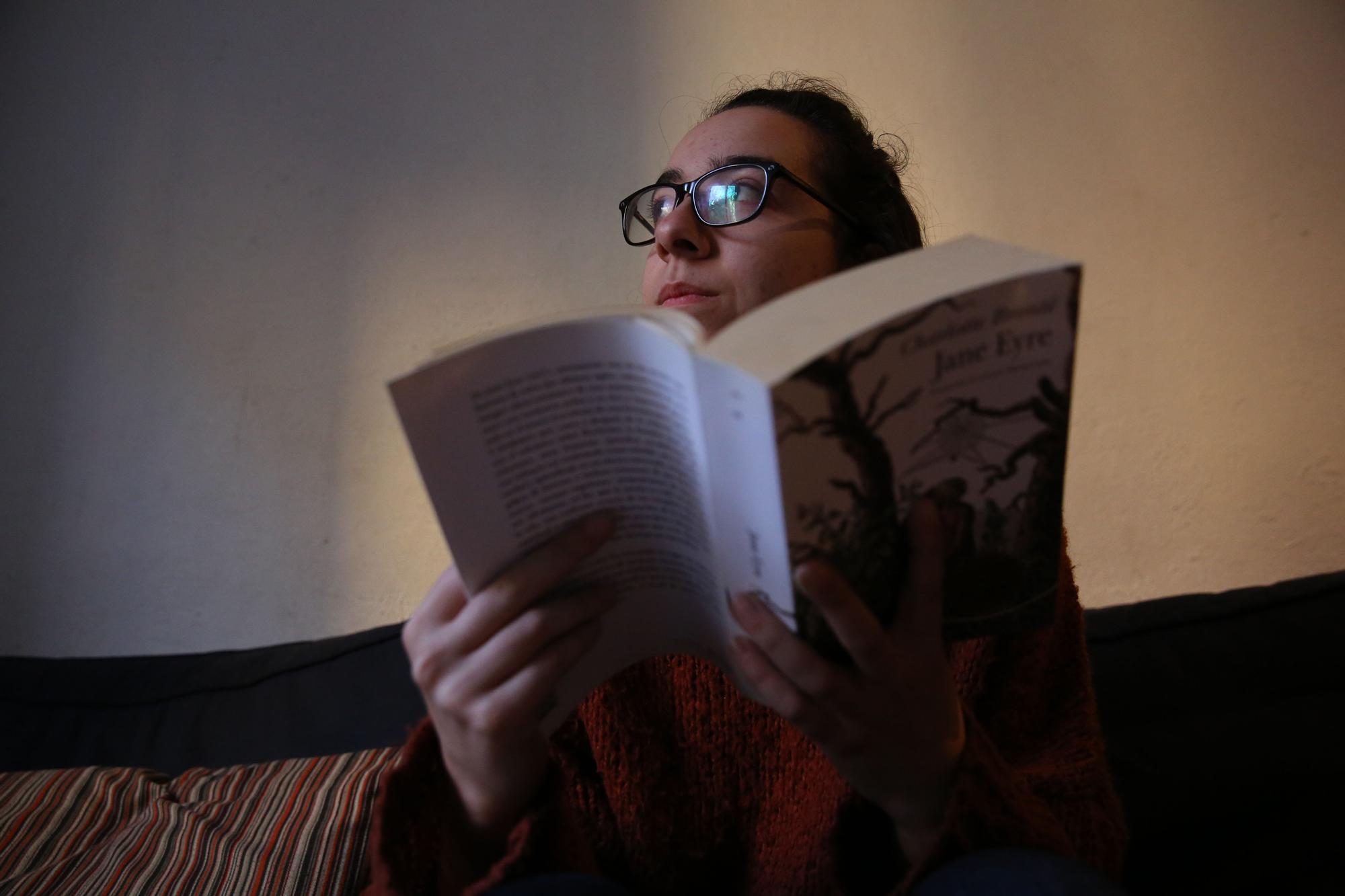 Una mujer leyendo