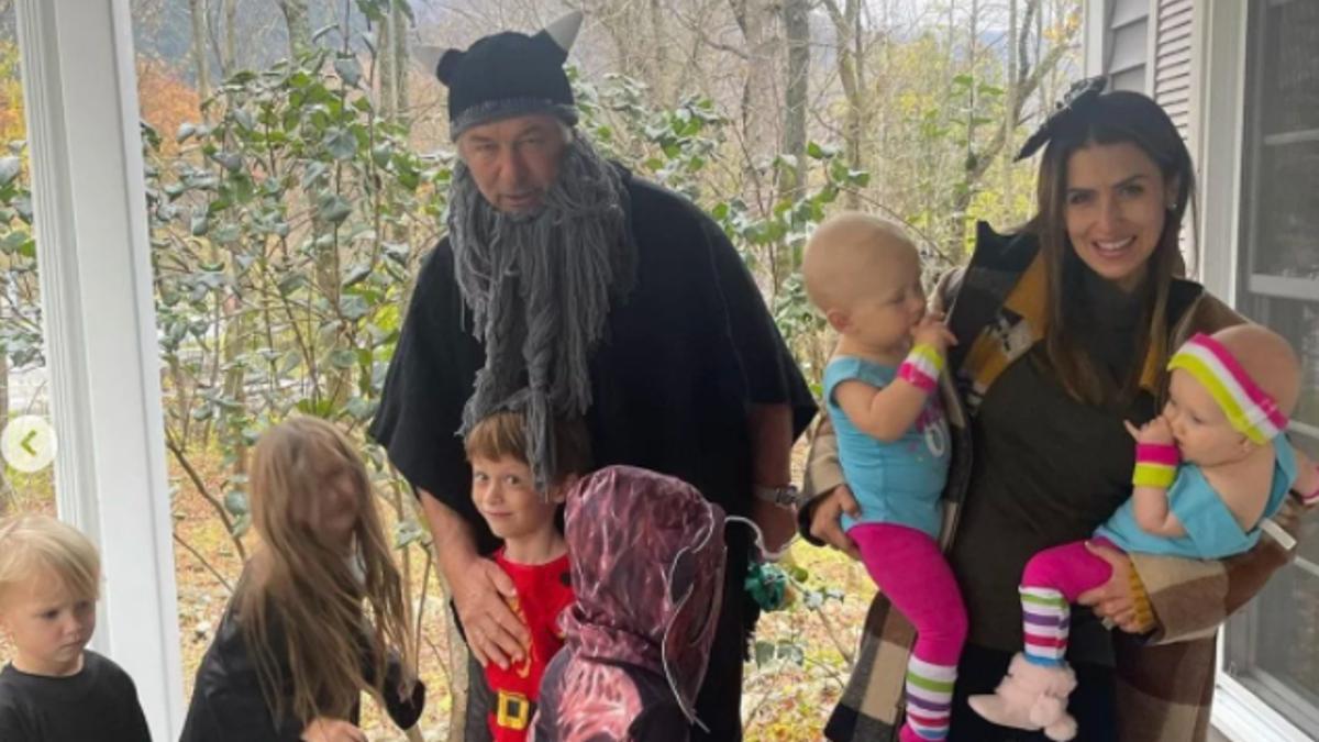 Alec Baldwin, su mujer Hilaria y sus hijos, disfrazados por Halloween.