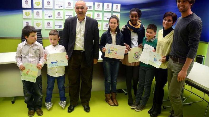 Ganadores del concurso con el concejal de Educación, Agustín Fernández. // R. Vázquez