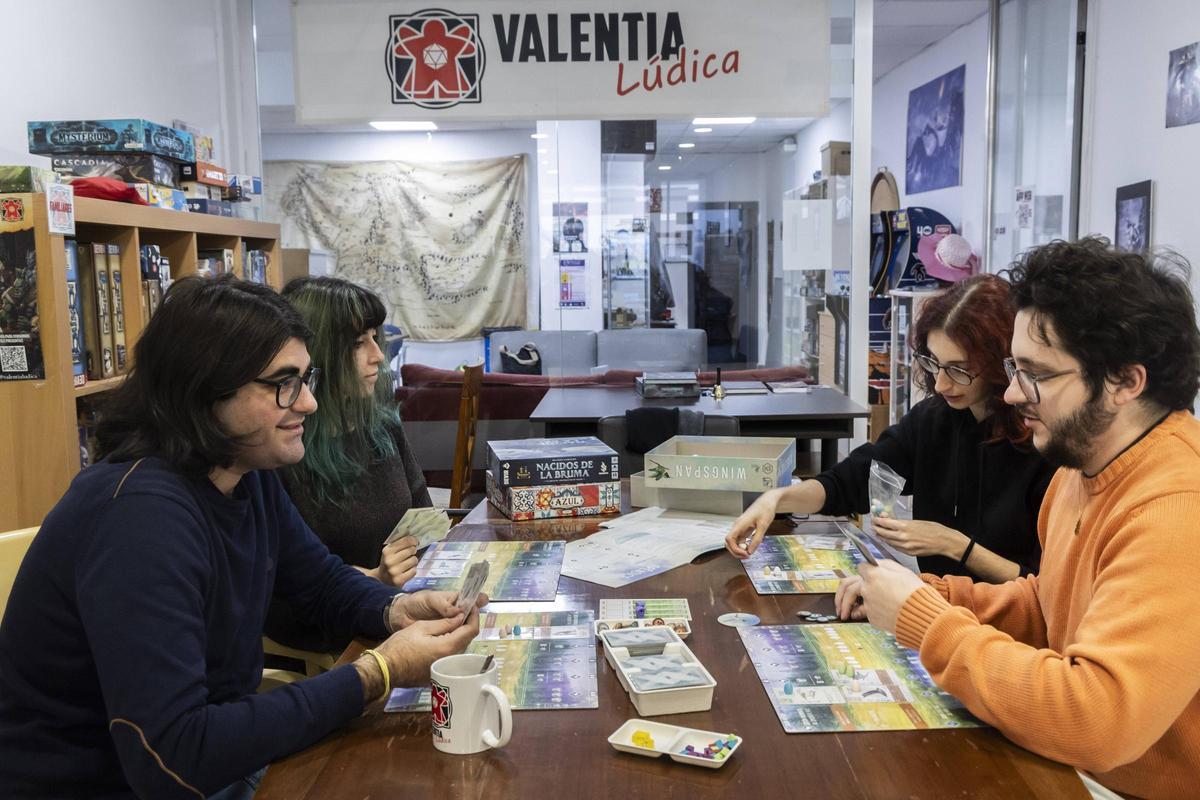 Un grupo de jóvenes juegan una partida a Wingspan en Valentia Lúdica.