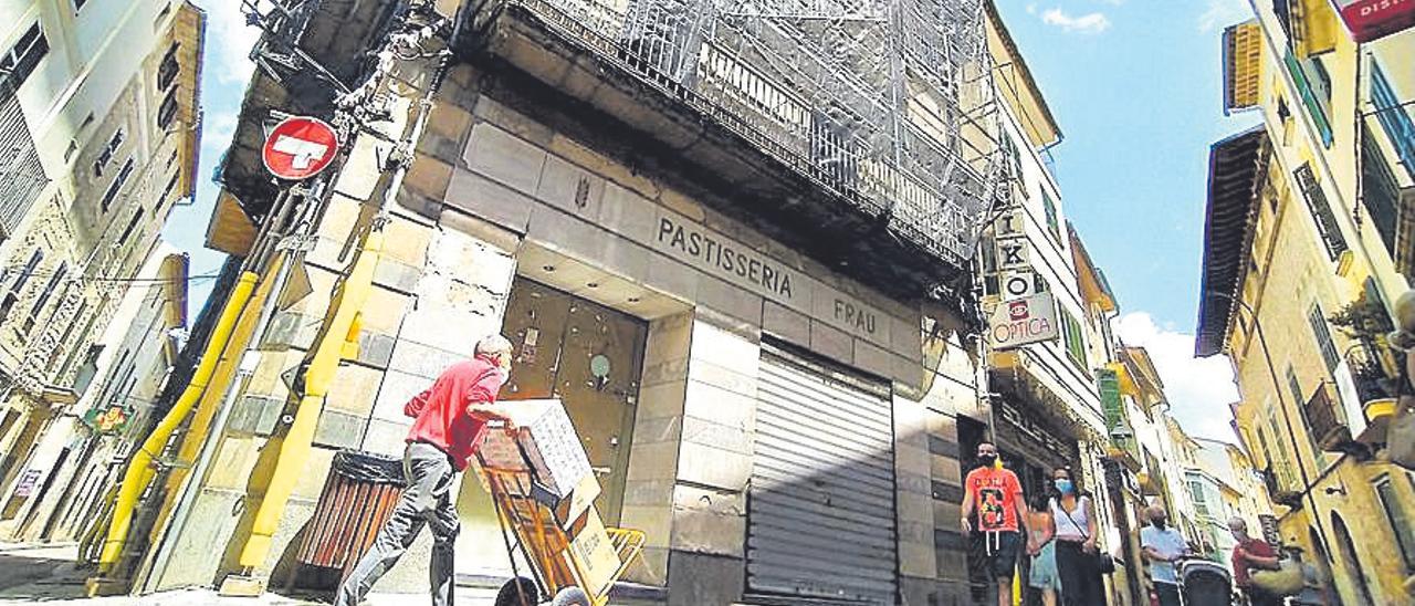 Un edificio de la calle Lluna que se convertirá en hotel.