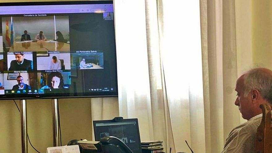 El alcalde de Vilanova, Gonzalo Durán, sigue la videoconferencia desde su despacho.