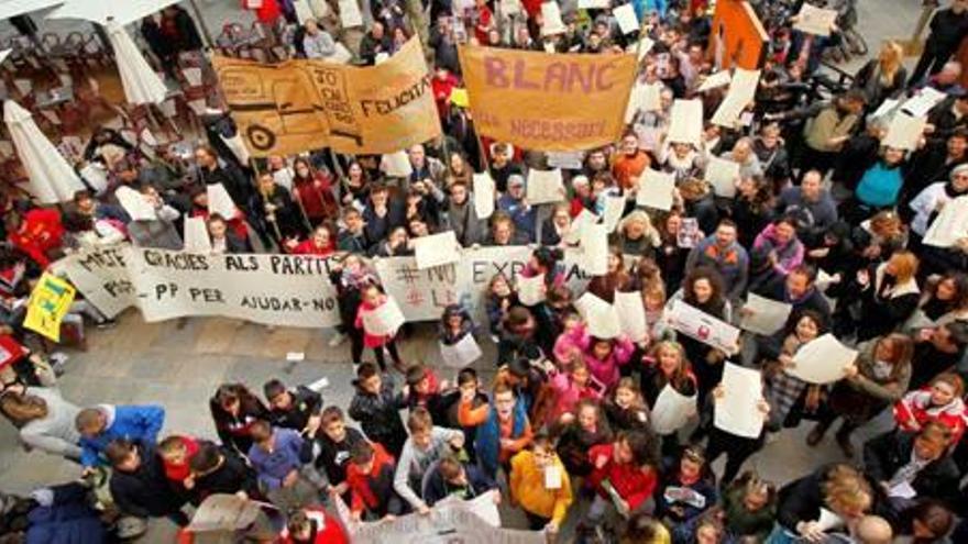 Els clients del càmping es van manifestar davant l&#039;ajuntament.