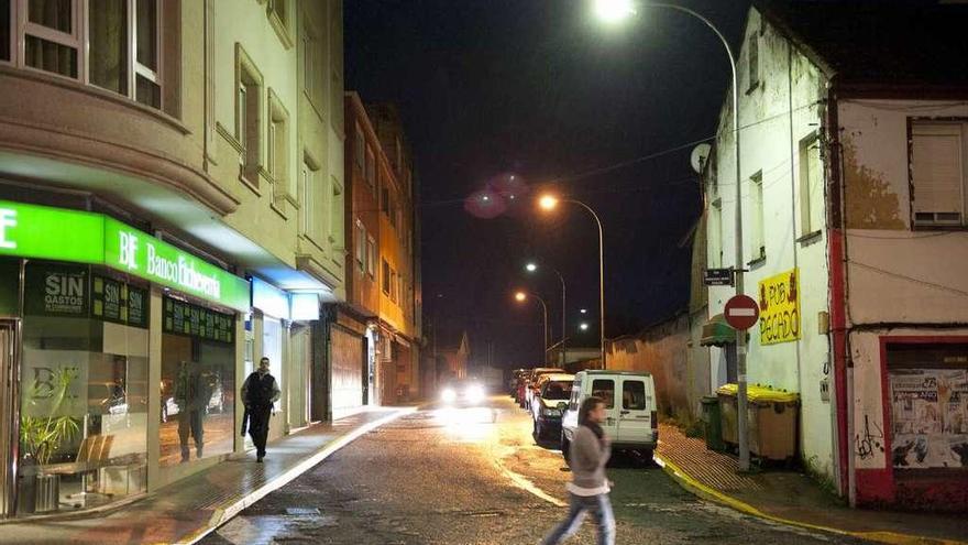 Alumbrado público en la calle Francisco Javier Alvajar, en Carral.