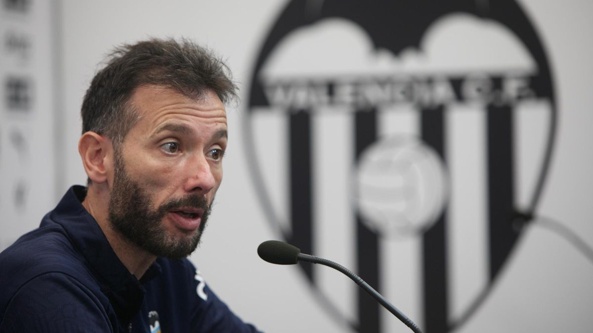 Carlos Corberán en sala de prensa