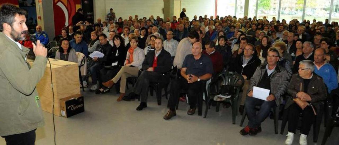 El alcalde de Vilagarcía intervino en asamblea de autocaravanistas celebrada en Fexdega. // Iñaki Abella