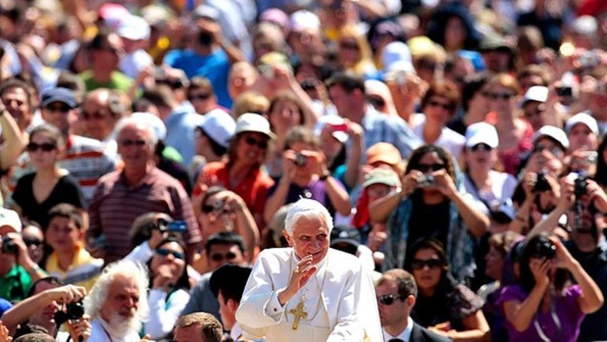 El papa Benet XVI beneeix als assistents a la seva missa setmanal a la plaça de Sant Pere al Vaticà.