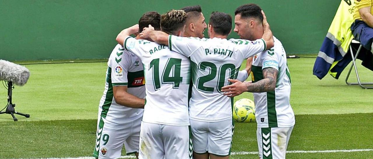 Los jugadores del Elche celebran el gol de la victoria del pasado sábado frente al Levante.