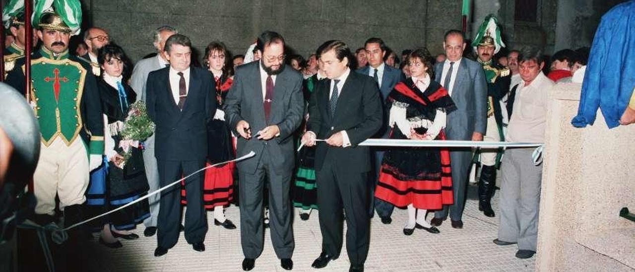 Portomeñe, Barreiro Rivas y Xosé Cuiña cortan la cinta inaugural. // Bernabé