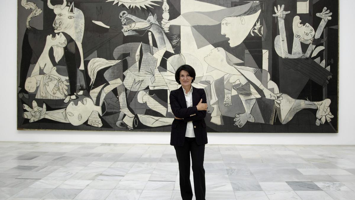 Paloma Picasso junto al 'Guernika' en el Museo Reina Sofía.