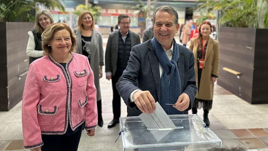 Abel Caballero ejerce su derecho a voto en la lonja del Concello acompañado por su mujer, Cristina.