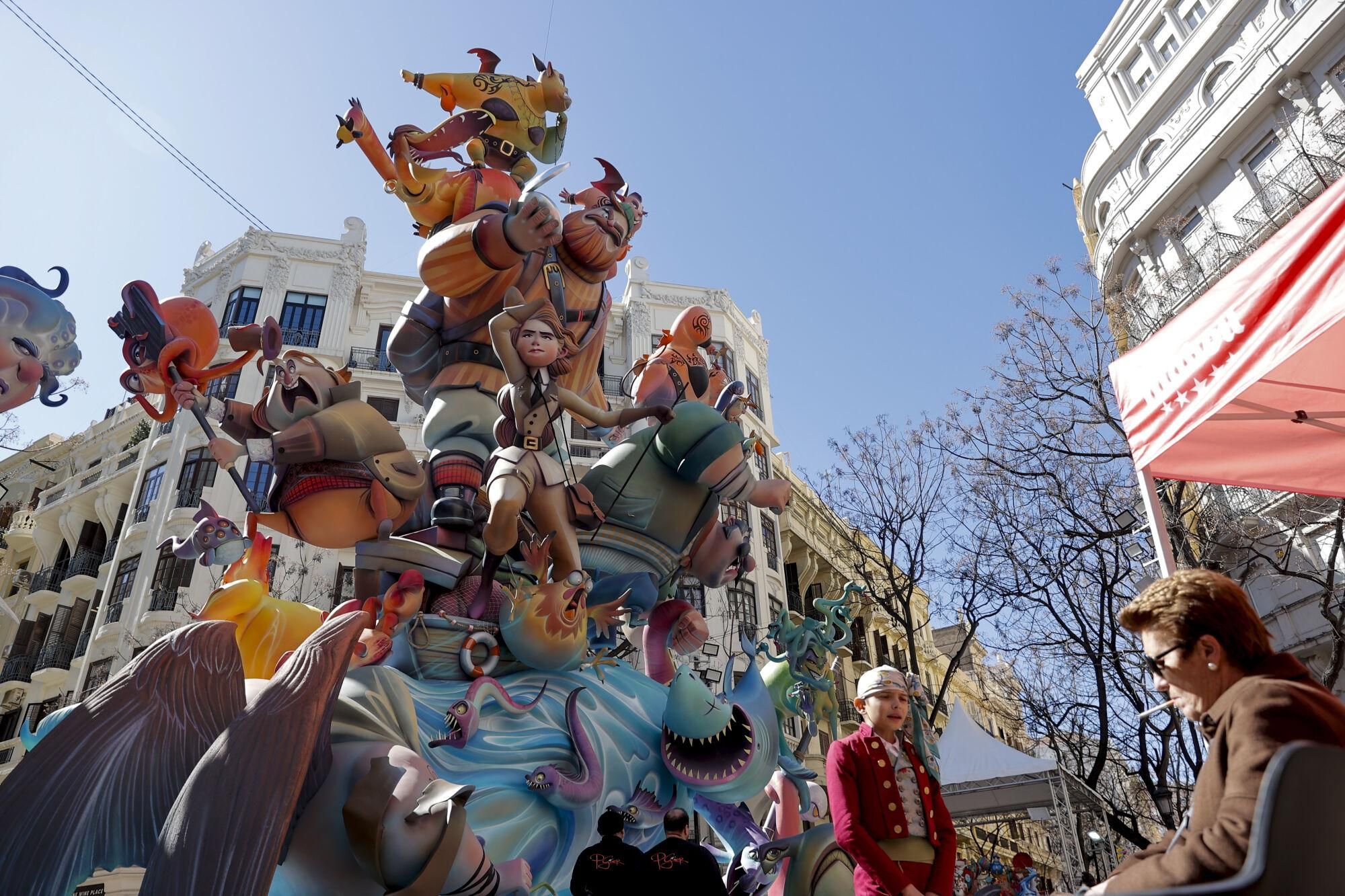 VALENCIA, 15/03/2025.- Las cerca de 380 fallas infantiles repartidas por toda València lucen ya con todo su universo de imaginación, juegos y deseos para un mundo mejor en una ciudad inmersa ya en sus días grandes de la fiesta, marcada este año por el tiempo inestable y el recuerdo de la dana y que este sábado conocerá qué ninot "grande", gracias a la votación popular, se salvará del fuego en la Cremà del próximo miércoles. EFE/Manuel Bruque