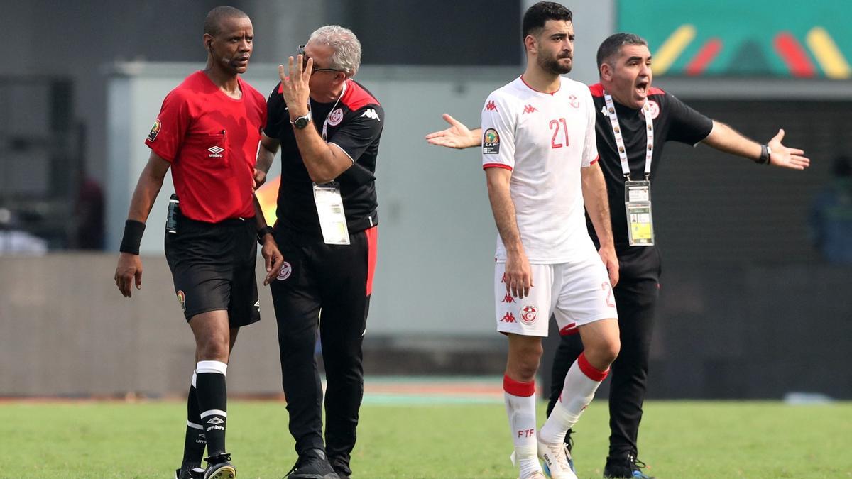 El seleccionador de Túnez, Mondher Kebaier, protesta al árbitro Janny Sikazwe los cuatro minutos que faltaban para completarse el tiempo reglamentario.