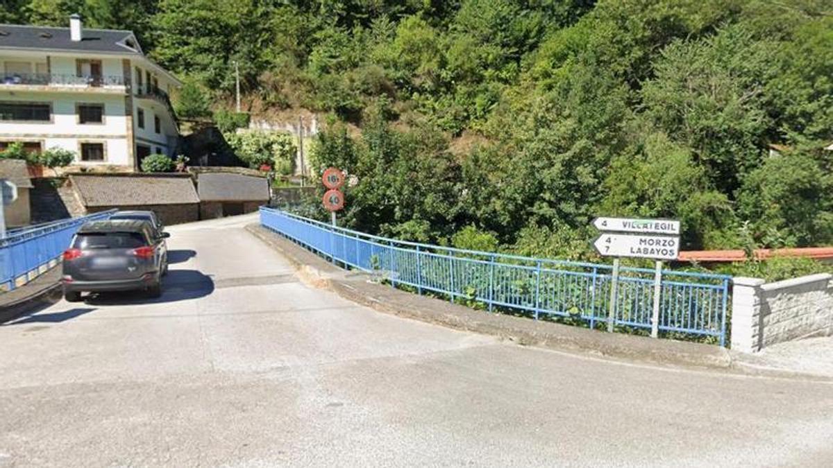 Inicio de la carretera a Villategil, Morzó y Labayos en el pueblo de Puenticiella.