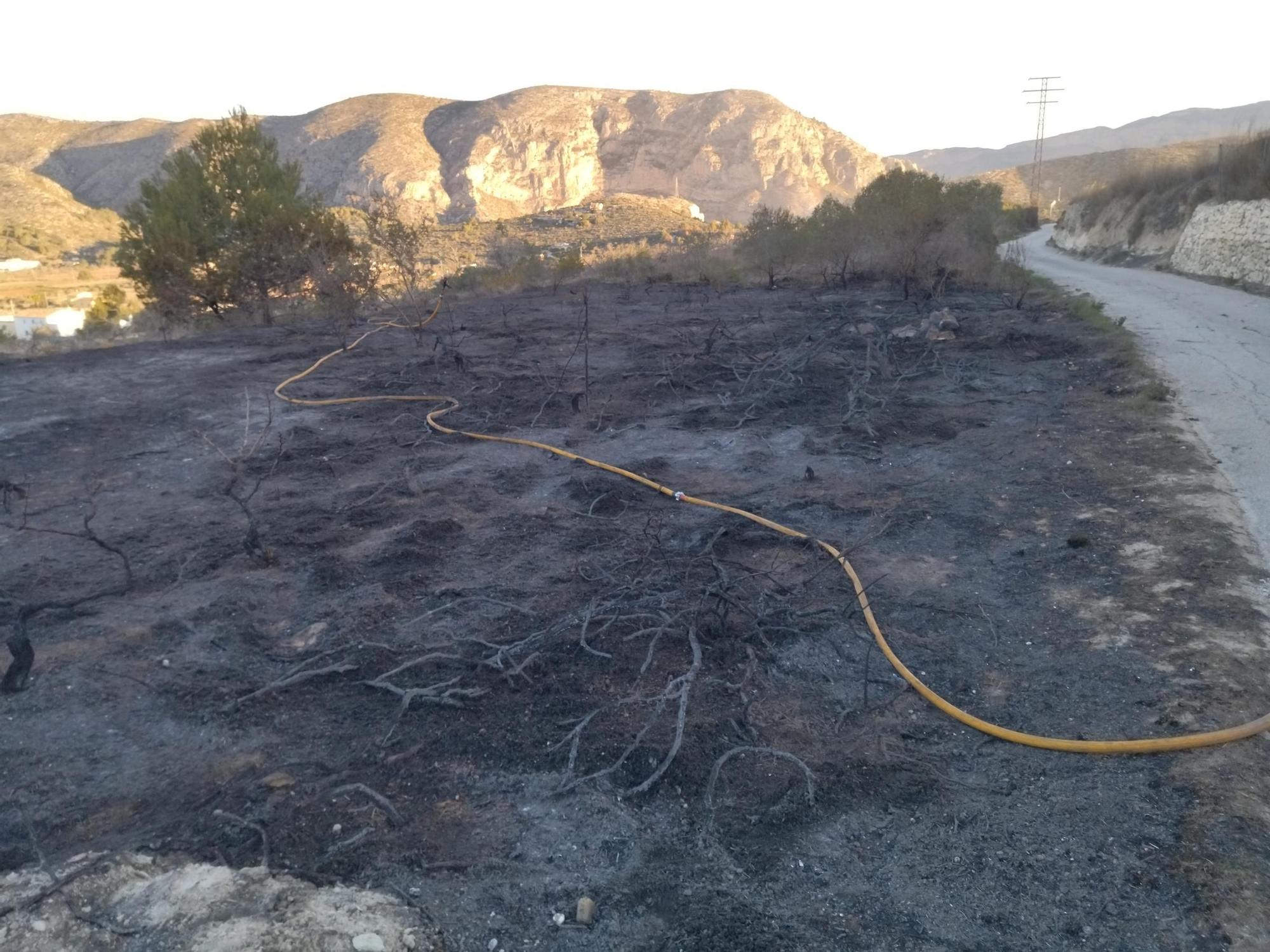 Los estragos del incendio de Teulada que desató el castillo de fuegos artificiales (imágenes)