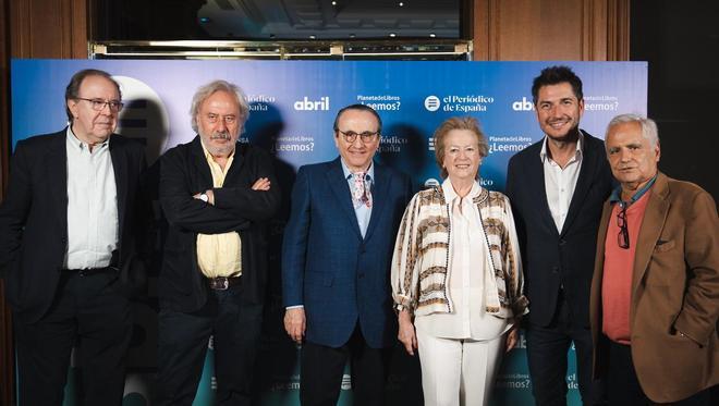 De izquierda a derecha: Pedro Álvarez Miranda, autor; Julio Llamazares, guionista y escritor; Javier Moll, presidente de Prensa Iberica; Arantza Sarasola, vicepresidenta de Prensa Iberica; Carlos del Amor, periodista; Juan Cruz, adjunto a la Presidencia de Prensa Ibérica.