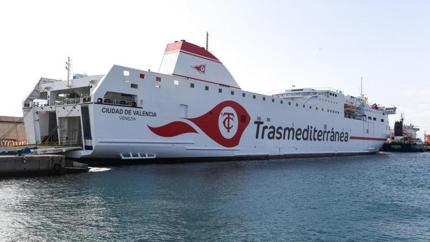 El ferry ‘Ciudad de Valencia’ vuelve a operar el trayecto semanal entre Cádiz y Canarias