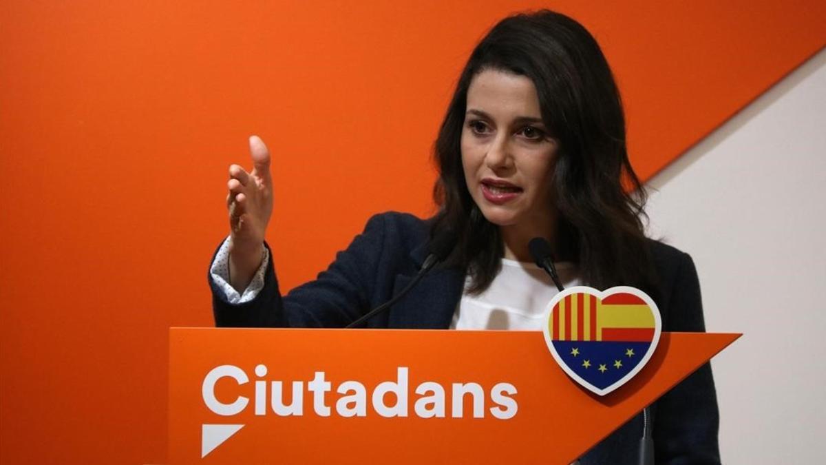 La líder de Ciutadans, Inés Arrimadas, durante una rueda de prensa en la sede de su partido.