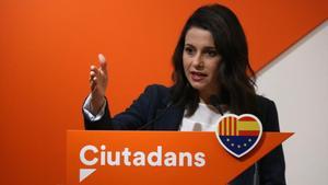 La líder de Ciutadans, Inés Arrimadas, durante una rueda de prensa en la sede de su partido.