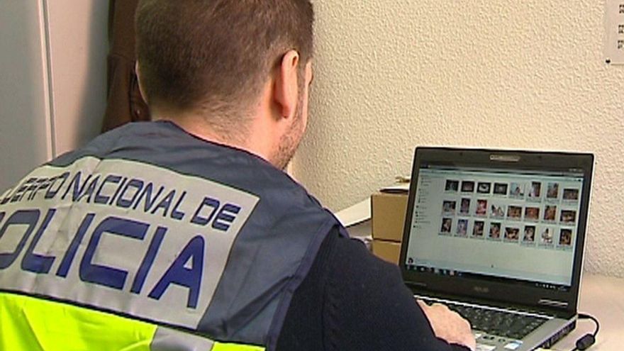 Un agente de policía trabaja en una operación contra la pornografía infantil. | Policía Nacional/EP