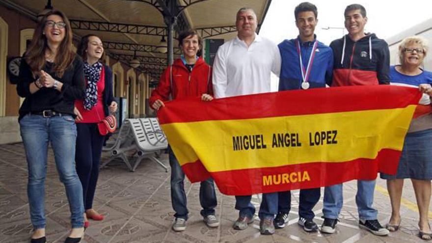 Miguel Ángel López, tercero por la derecha, con familiares a su llegada a la estación.