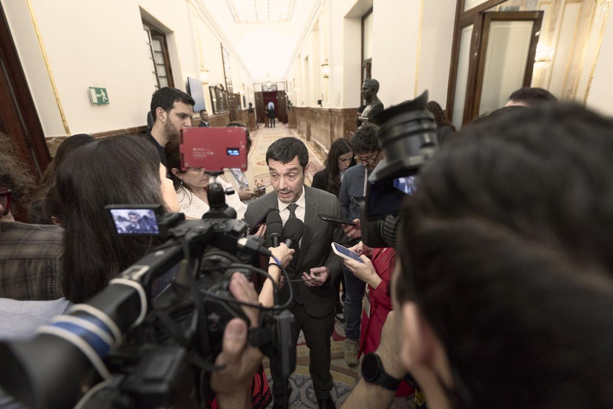 El ministro de Consumo, Pablo Bustinduy, durante una sesión plenaria en el Congreso, este miércoles.