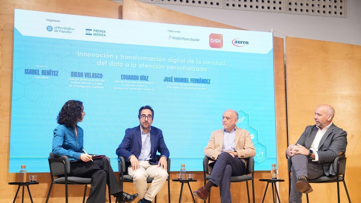 De izquierda a derecha, la periodista Isabel Benítez; Diego Velasco, director de Innovación en el  Instituto Ramón y Cajal de Investigación Sanitaria; Eduardo Díaz, jefe del Área del Emprendedor en la Fundación madri+d, y José Manuel Fernández, director del Departamento de Estrategia y Operaciones en BMS.