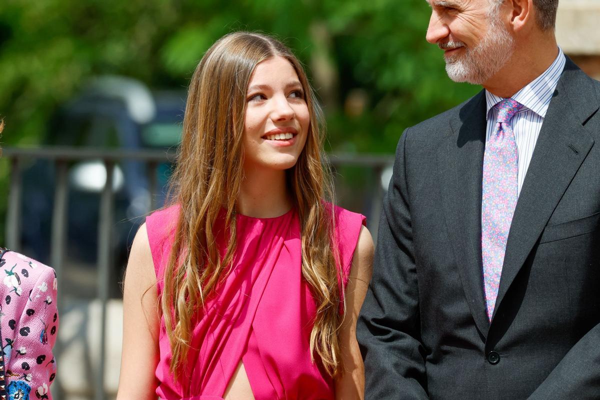 La infanta Sofía en su confirmación con su padre, el rey Felipe VI