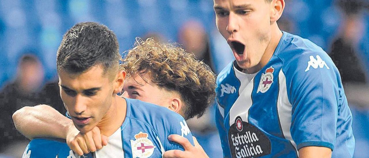 Trilli, a la derecha, celebrando un gol en Riazor junto a Villares y Soriano.