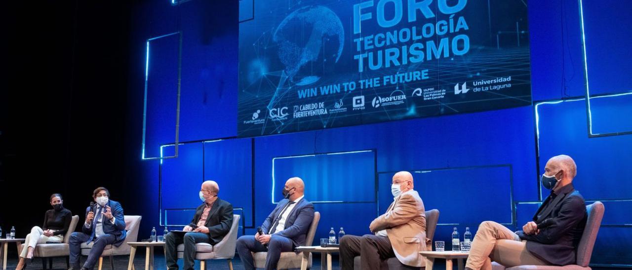 Imagen de la mesa celebrada en la segunda jornada del Foro de Tecnología y Turismo, ayer. | | LP/DLP