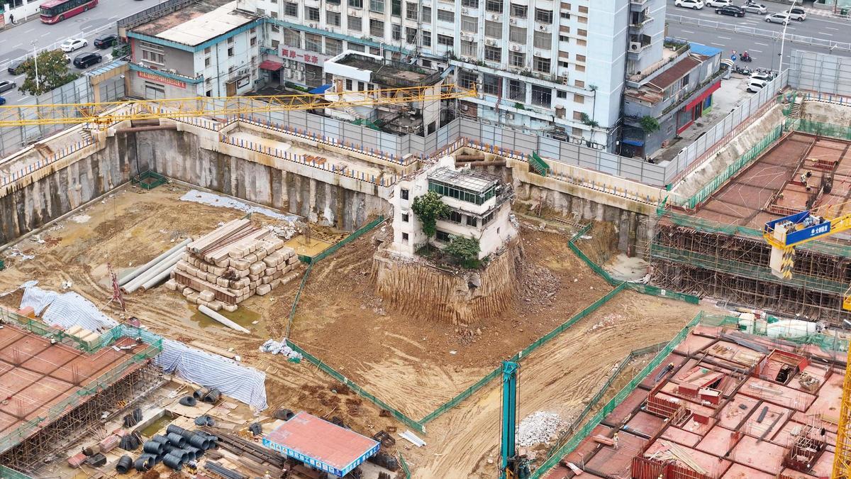 La casa estaba sobre un montículo en medio de un socavón (diferente localización)