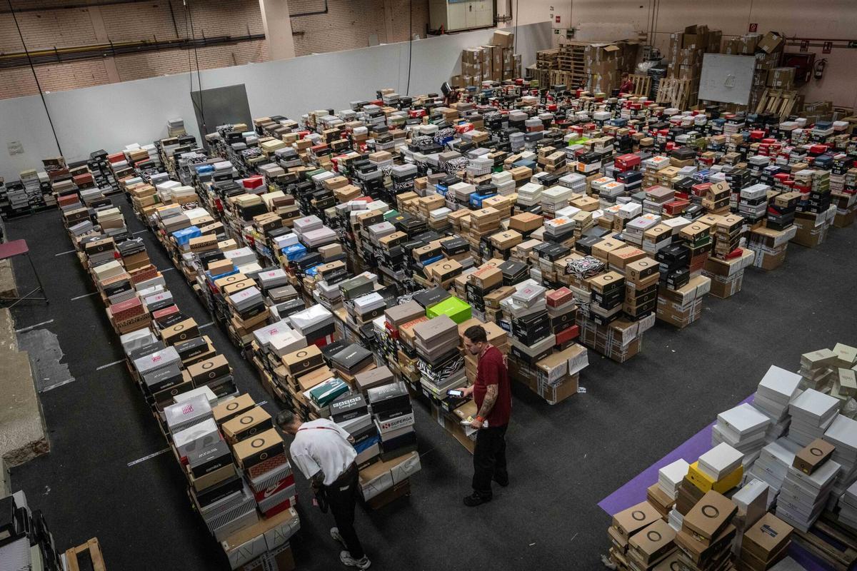 Ambiente en el outlet efímero de la cadena de zapaterías Casas, que ofrece descuentos en marcas como Converse, Aro o Camper, en Barcelona, el 22 de octubre de 2025.