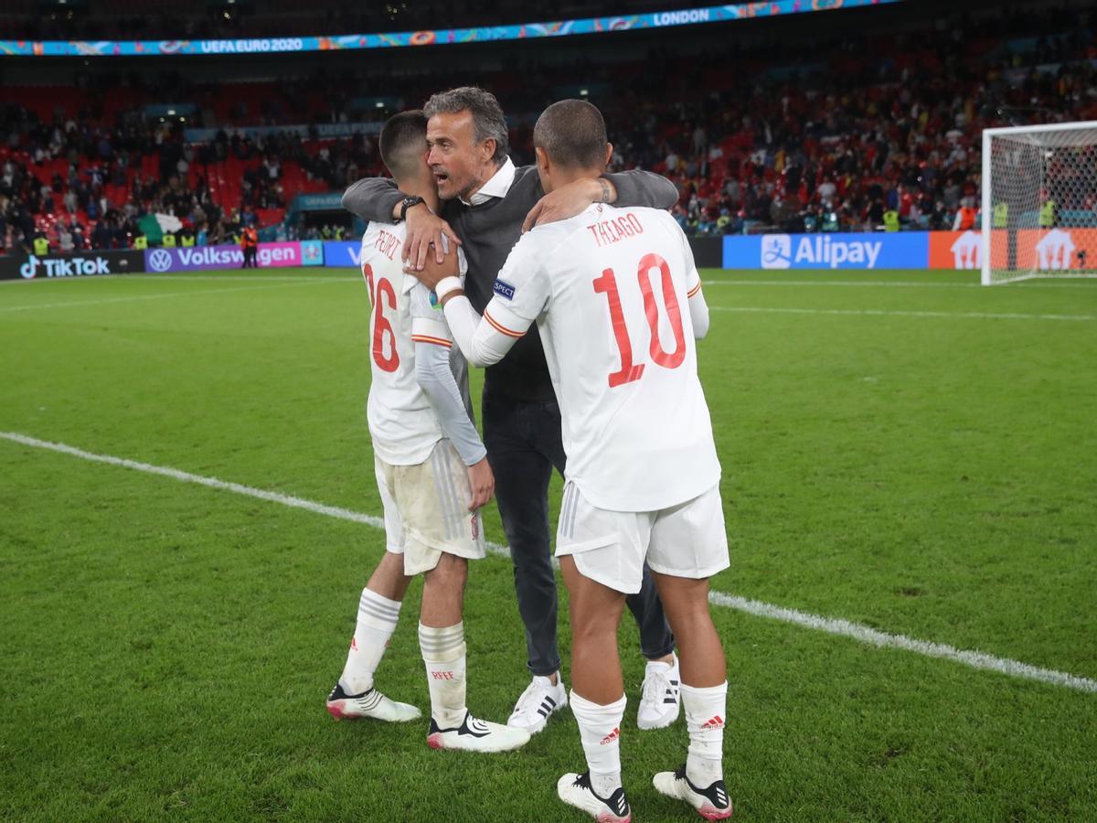 Luis Enrique consuela a Pedri y Thiago al acabar el partido con Italia en Wembley.