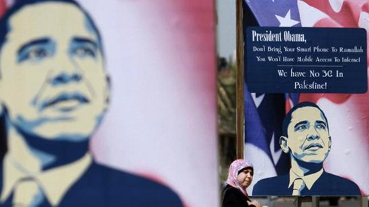 Un poster de Obama en la ciudad de Ramala (Cisjordania) a una semana de la visita del presidente de EEUU.