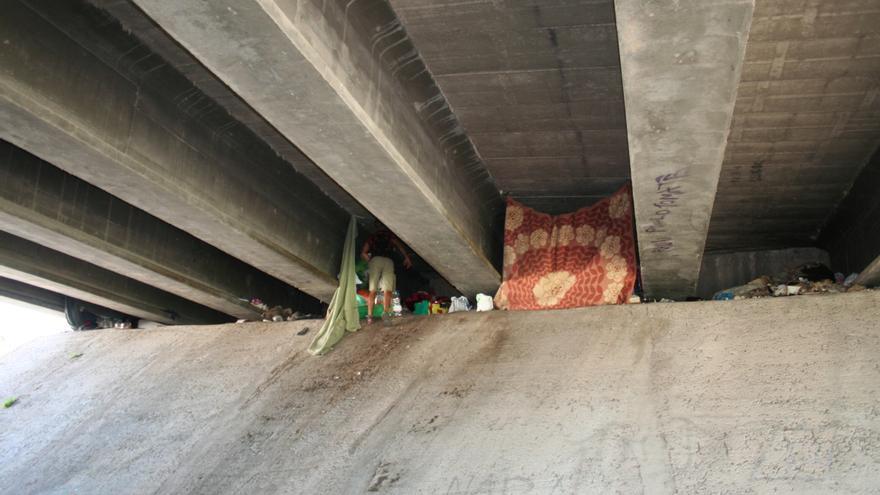 Denuncian que medio centenar de inmigrantes viven debajo del Puente Nuevo de Lorca