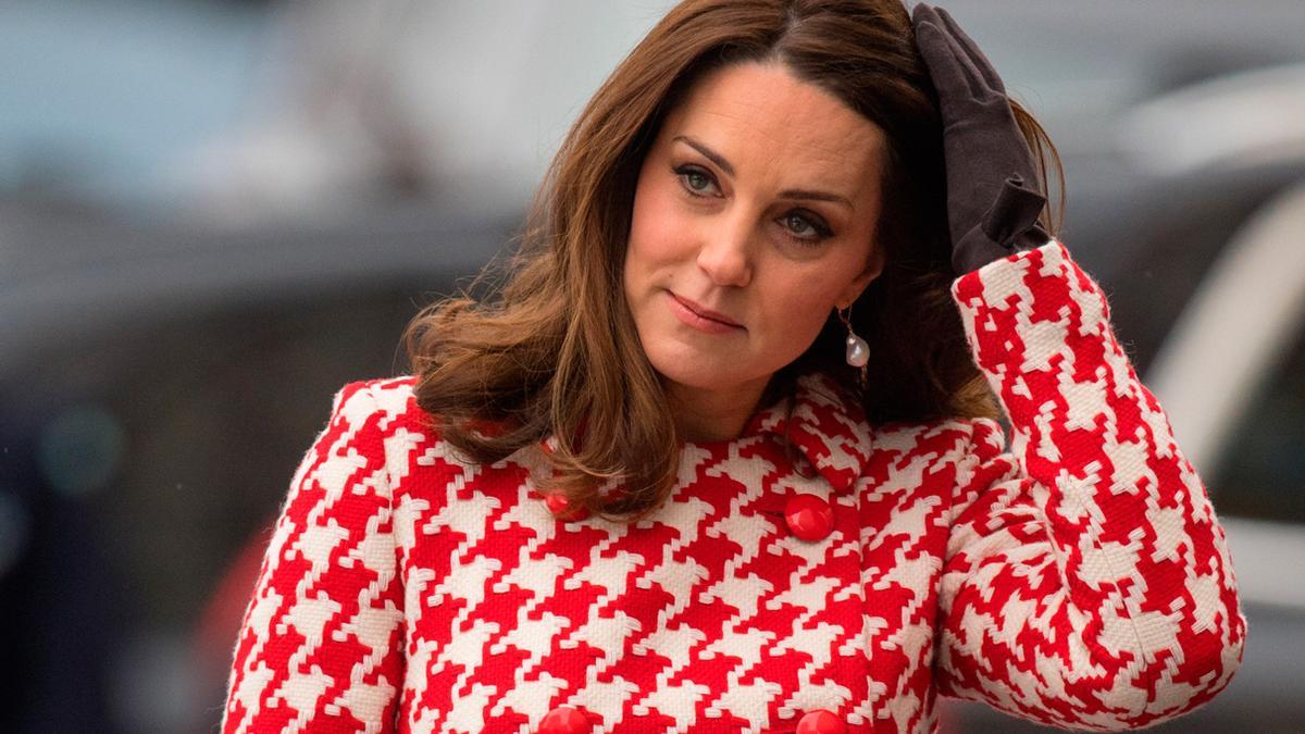 Kate Middleton con abrigo de pata de gallo de la diseñadora Catherine Walker