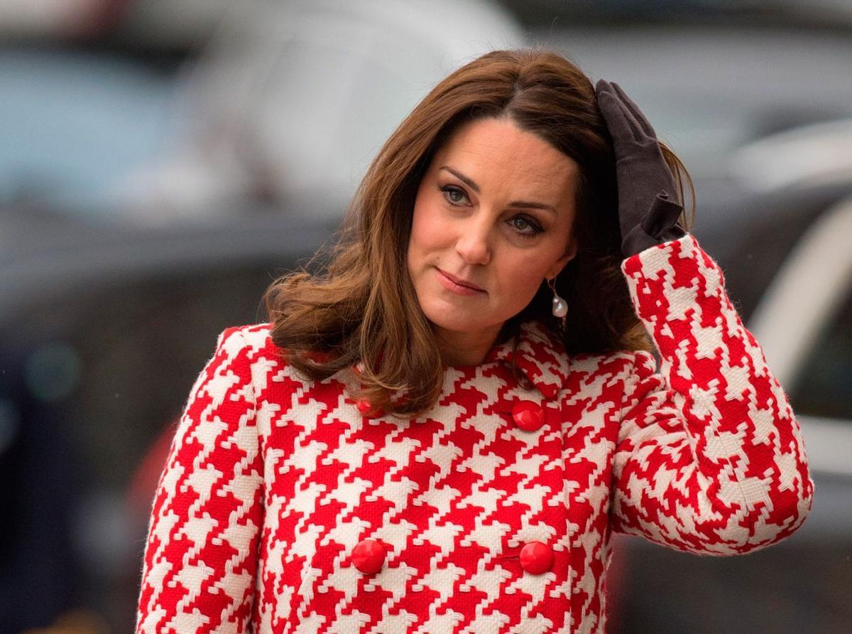 Kate Middleton con abrigo de pata de gallo de la diseñadora Catherine Walker