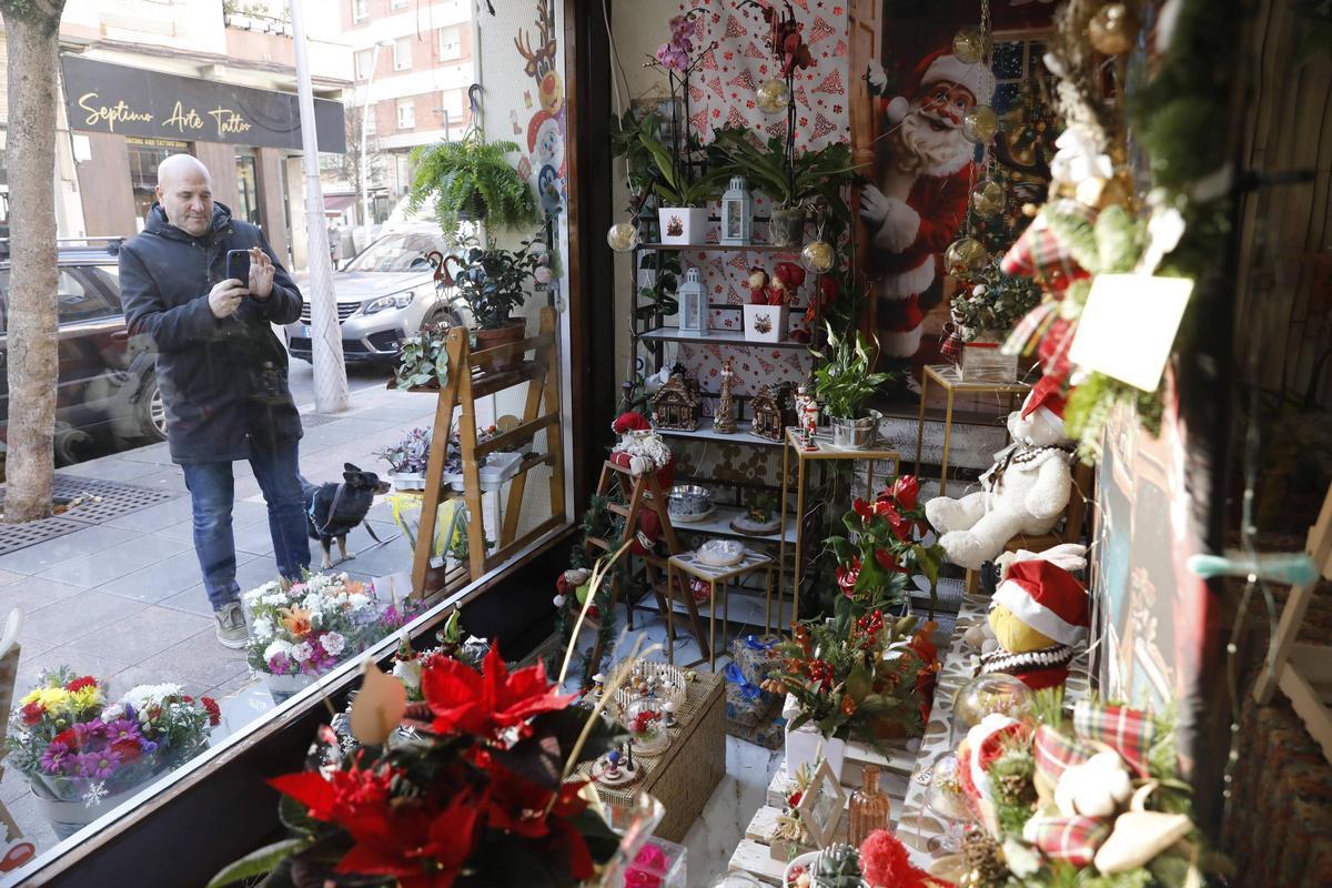 Los comercios de La Calzada animan la Navidad con sus escaparates de concurso (en imágenes)