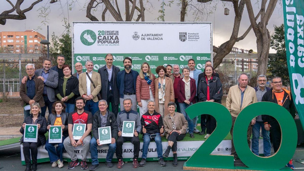 Foto de familia con los homenajeados, organizadores y autoridades