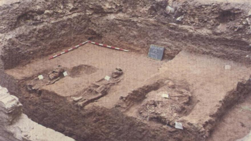 Las tres tumbas encontradas en el patio central del monasterio en 1985