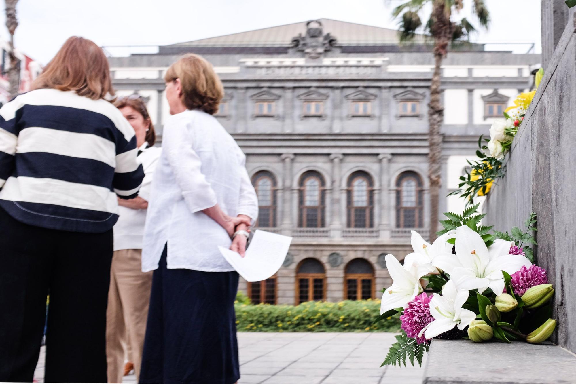 Ofrenda floral por el 179º aniversario de Galdós