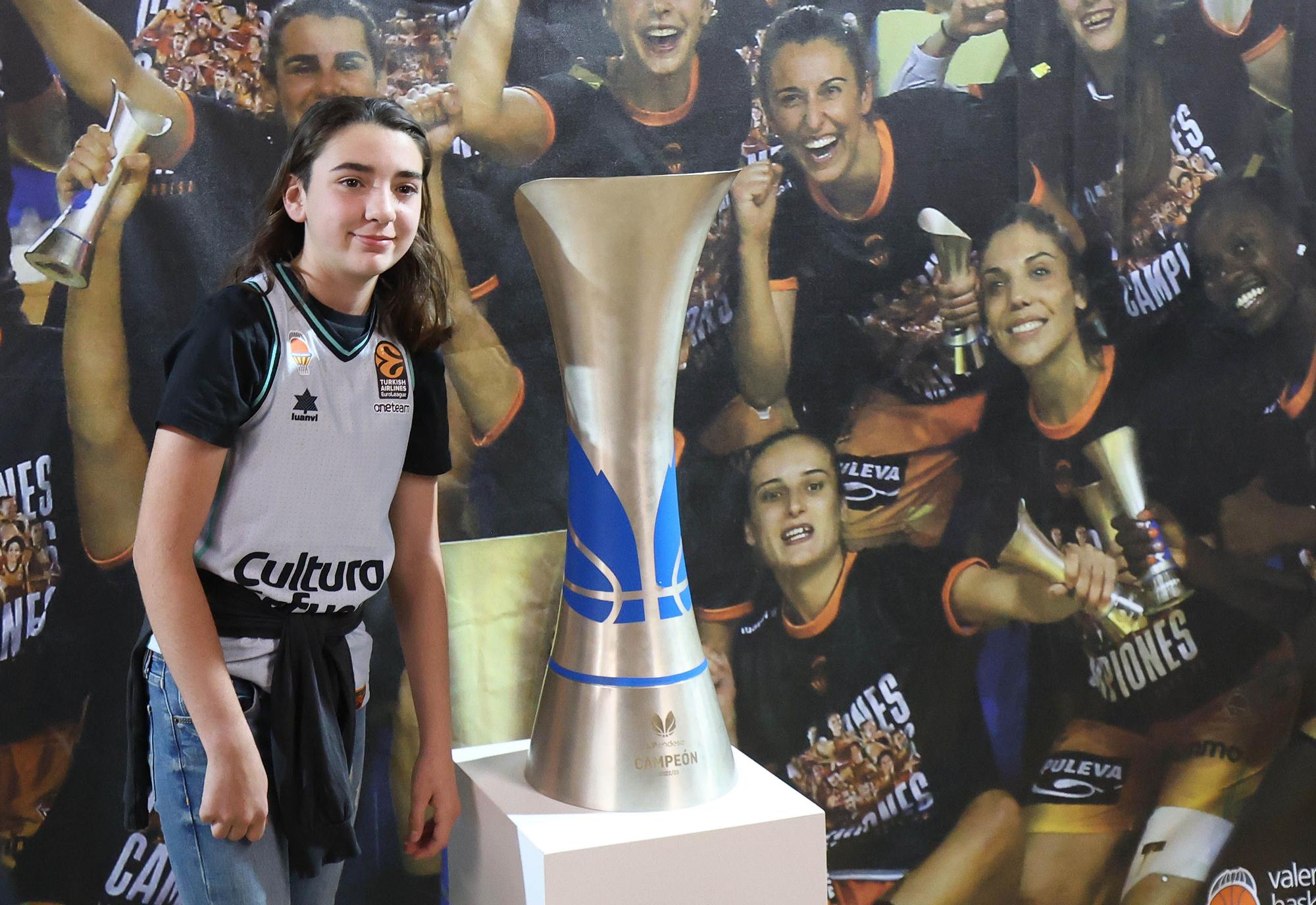 El trofeo de la Liga ya está en la Fonteta