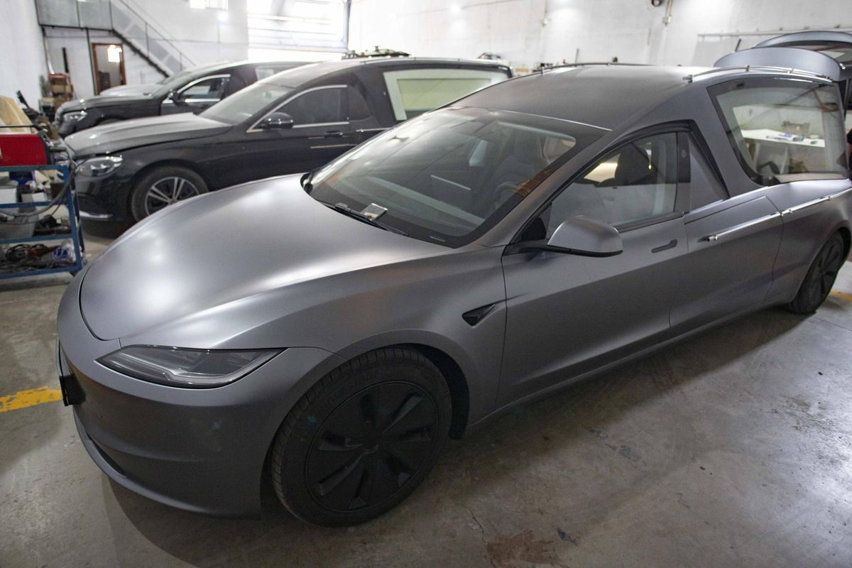 Una de las naves de Quality Fúnebres en l’Alcúdia de Crespins, con varios coches en producción.