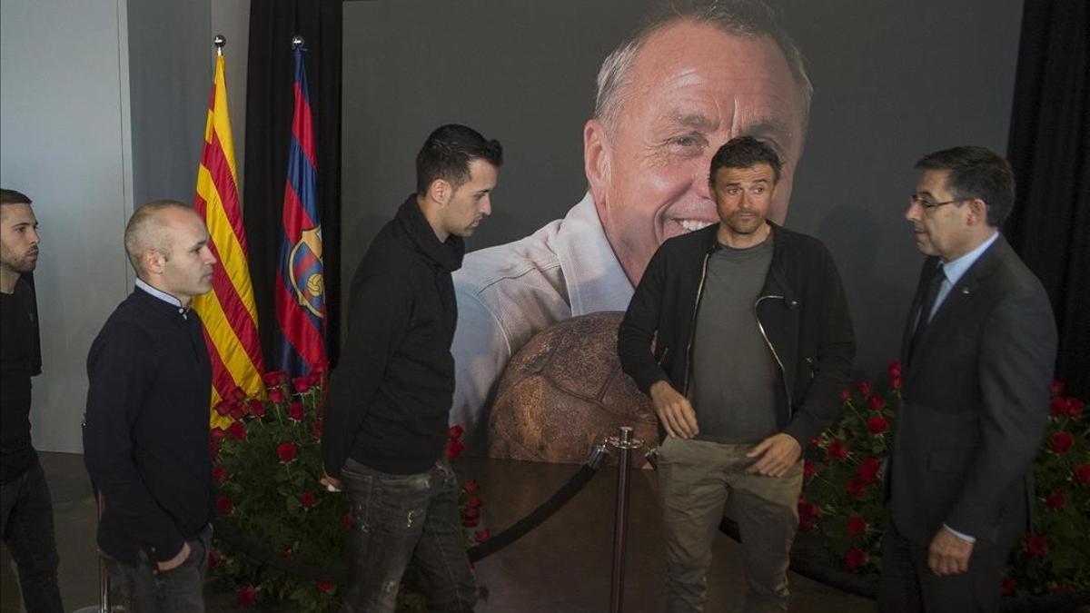 Luis Enrique y los jugadores del Barça, durante su homenaje a Jordi Cruyff