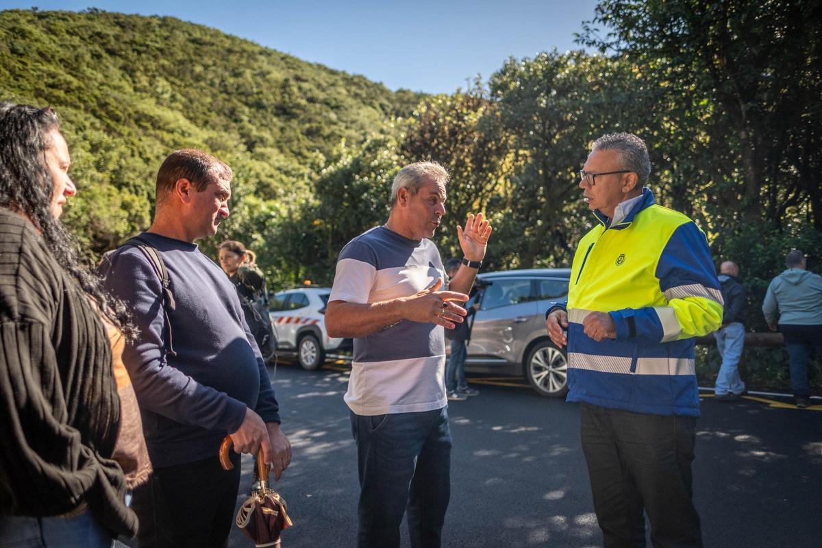 El consejero insular de Carreteras en la visita que hizo con los vecinos para atender las carencias denunciadas.
