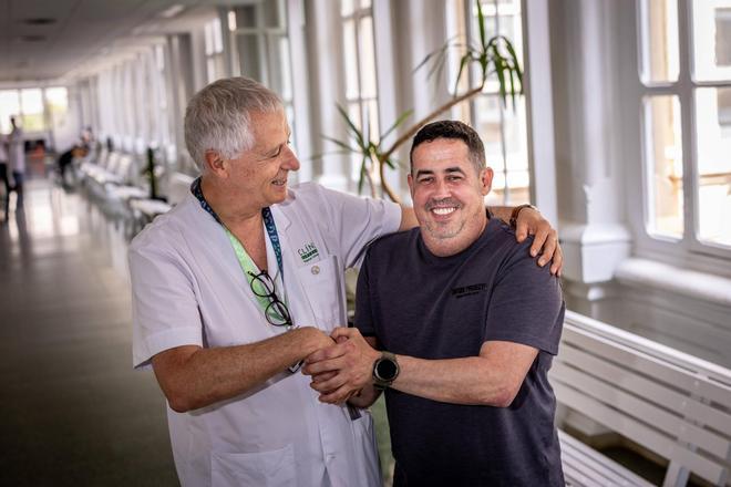 El doctor Lluís Mont con el paciente David Andújar al que implantó un desfibrilador sin cables tras un infarto.