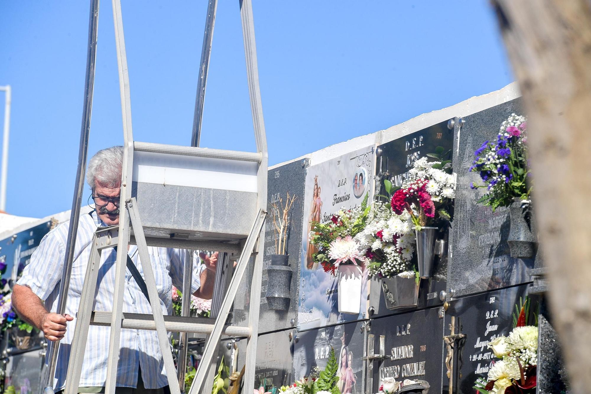 Día de Todos los Santos en cementerios de Gran Canaria