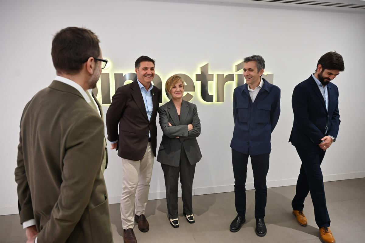 Los responsables de la empresa castellonense han acompañado a la consellera.