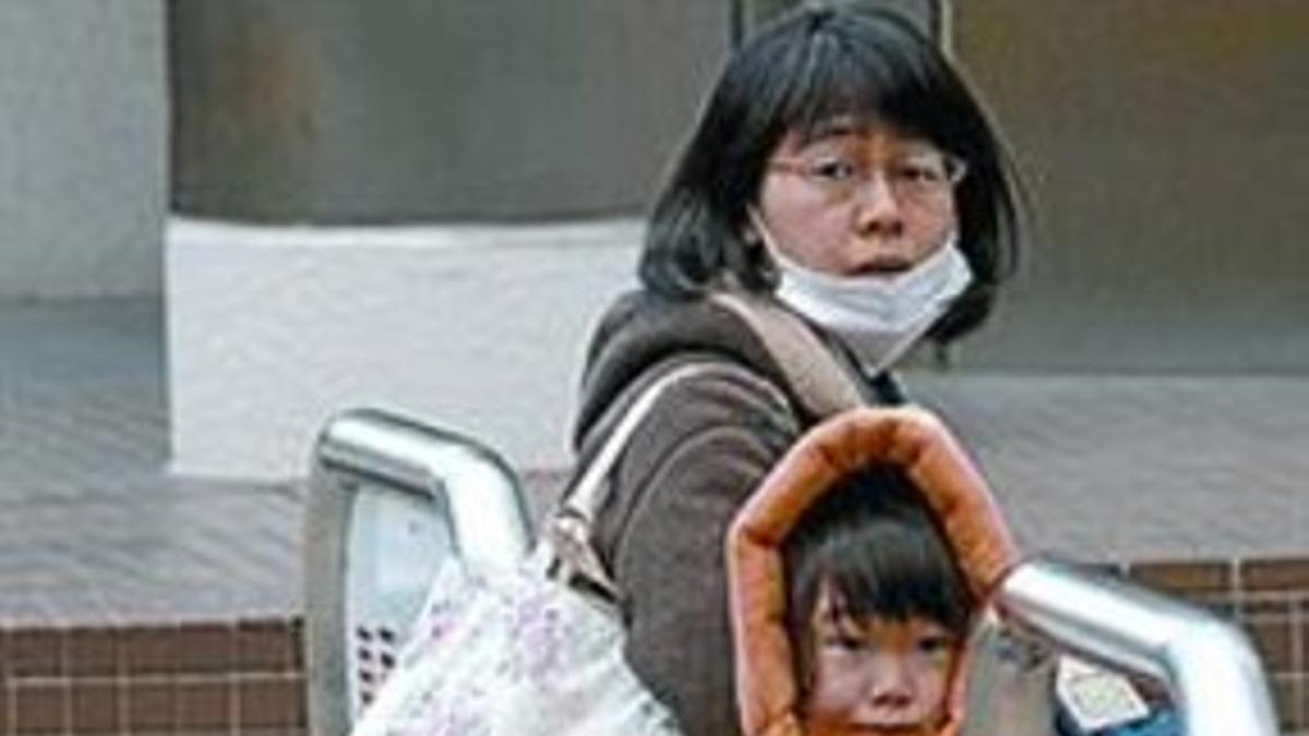 Una madre y su hija en Tokio.