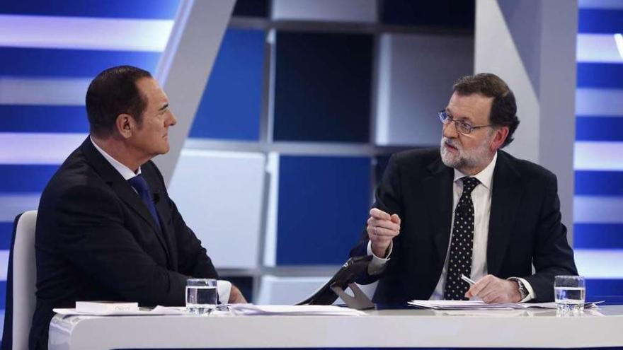 El presidente del Gobierno en funciones, Mariano Rajoy, durante la entrevista en 13TV. // Efe